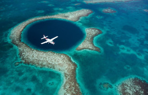 Большая голубая дыра (Great Blue Hole) — подводная воронка в Белизе Большая голубая дыра (Great Blue Hole) — подводная воронка в Белизе