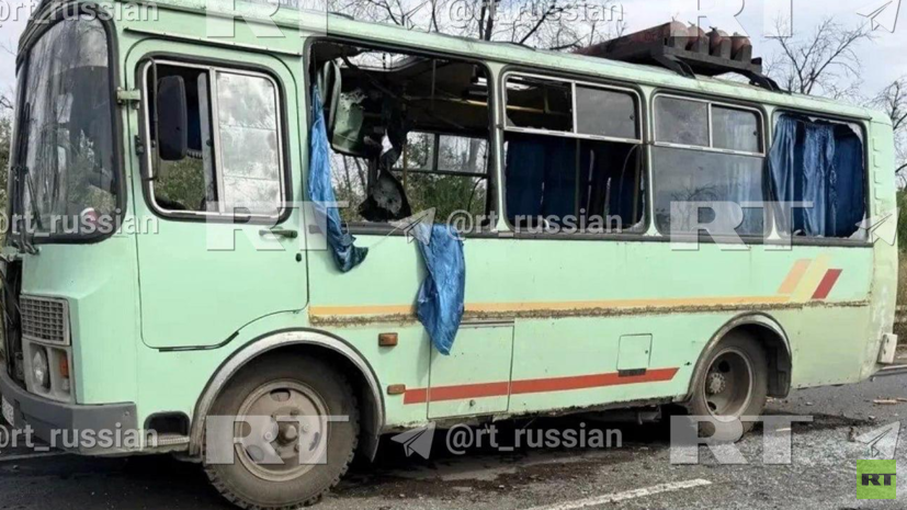 RT показал кадры с автобусом, по которому ударили ВСУ в ЛНР