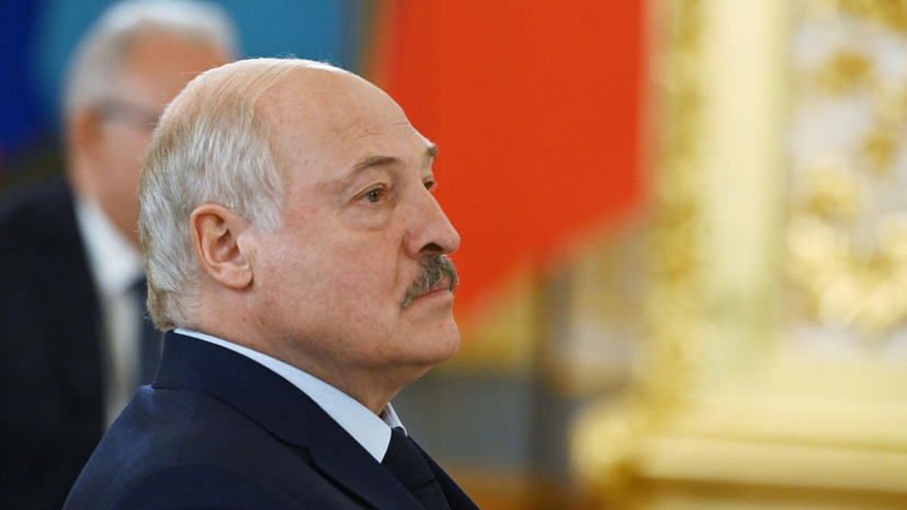 Лукашенко подарили корову во время посещения фермы в Минской области