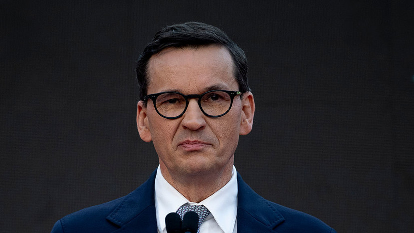 Экс-премьер Польши потребовал выдворять из страны использующих символику УПА