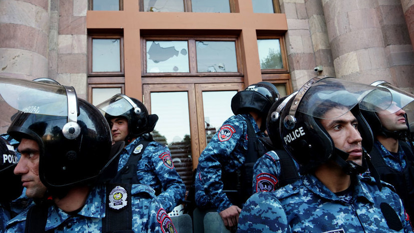 Десятки полицейских оцепили здание ЦИК Армении