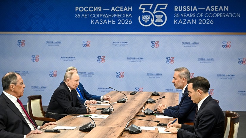 Путин принял главу МИД Турции