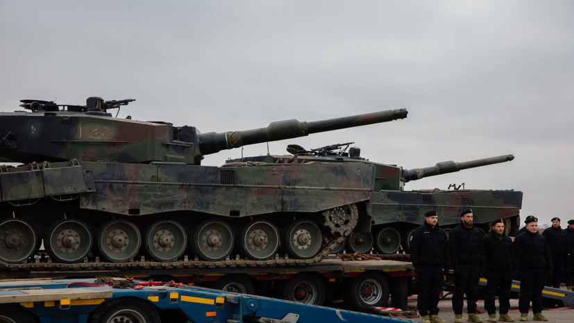 Экс-премьер Польши потребовал от Киева вернуть военную технику вместо орденов