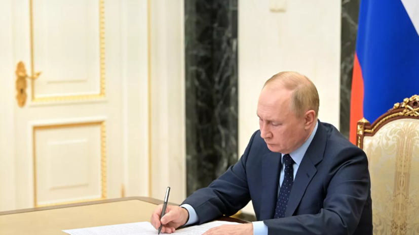 Путин подписал закон об ипотечных каникулах до 1,5 года для семей с детьми