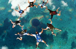 Большая голубая дыра (Great Blue Hole) — подводная воронка в Белизе Большая голубая дыра (Great Blue Hole) — подводная воронка в Белизе
