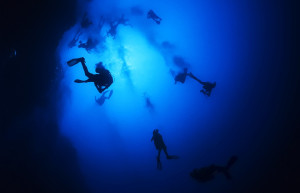 Большая голубая дыра (Great Blue Hole) — подводная воронка в Белизе Большая голубая дыра (Great Blue Hole) — подводная воронка в Белизе