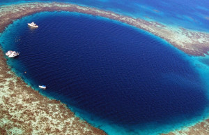 Большая голубая дыра (Great Blue Hole) — подводная воронка в Белизе Большая голубая дыра (Great Blue Hole) — подводная воронка в Белизе