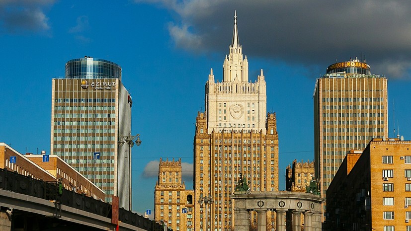 «Открыто ведут подготовку»: в МИД РФ предупредили о возможной массовой депортации русскоязычных жителей из Прибалтики