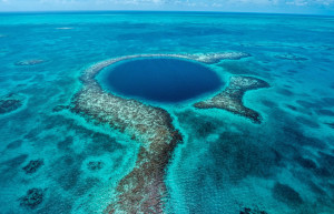 Большая голубая дыра (Great Blue Hole) — подводная воронка в Белизе Большая голубая дыра (Great Blue Hole) — подводная воронка в Белизе