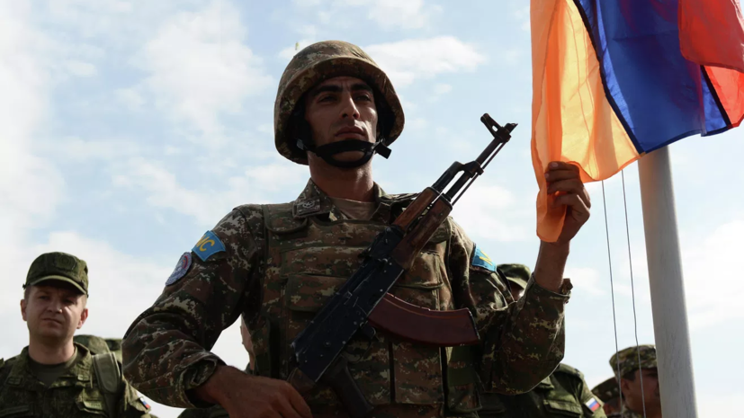 Hraparak: в Армении изменили порядок воинского приветствия по стандарту НАТО