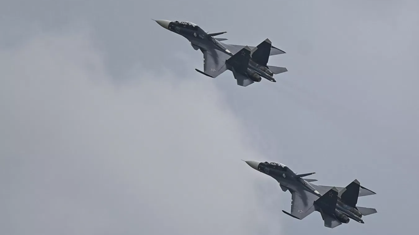 Су-30СМ прикрыли стратегический ракетоносец Ту-160 над Каспийским морем